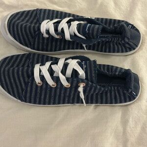 Tommy Bahamas women’s sneakers